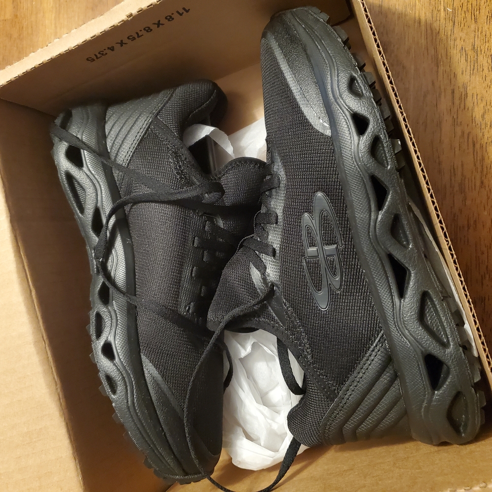 Black Athletic Shoes with Thick Sole and Breathable Upper